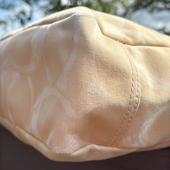 Coach Scribbles Signature C HamptonTote Bag (w/hang tag)(EUC) - Picture 15 of 16